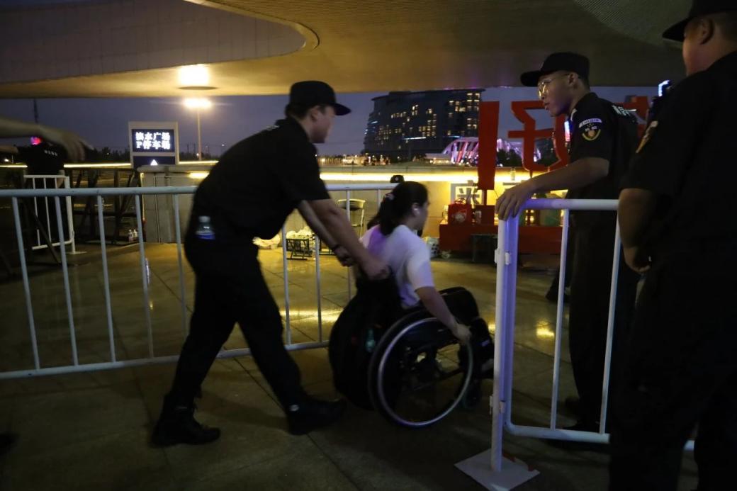 C:/Users/Administrator/Desktop/臺(tái)風(fēng)“貝碧嘉”來襲，南京保安積極應(yīng)對(duì)，“守”護(hù)萬家團(tuán)圓！/13.jpg13