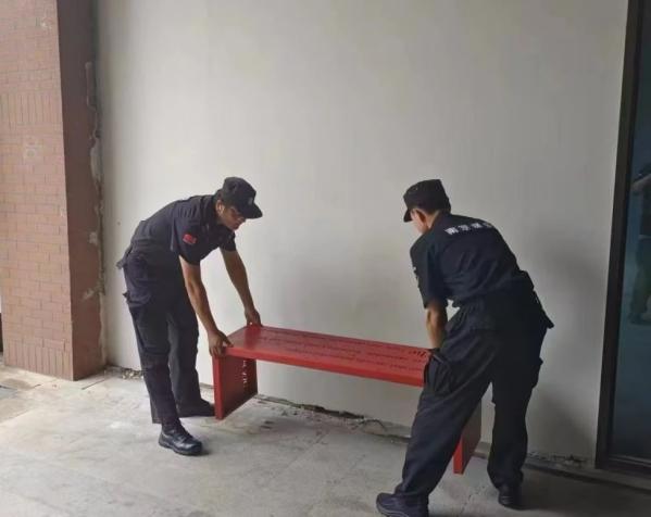 C:/Users/BA/Desktop/風(fēng)雨過(guò)后南京保安迅速行動(dòng)，恢復(fù)安“寧”面貌/6.jpg6