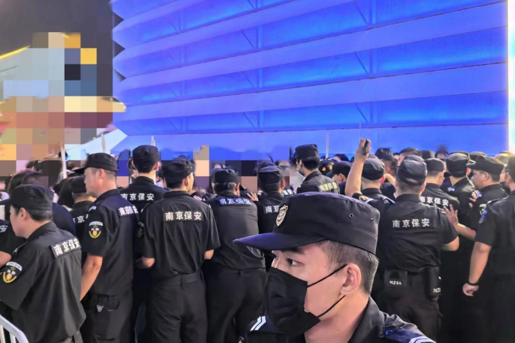 C:/Users/Administrator/Desktop/臺(tái)風(fēng)“貝碧嘉”來襲，南京保安積極應(yīng)對(duì)，“守”護(hù)萬家團(tuán)圓！/12.jpg12