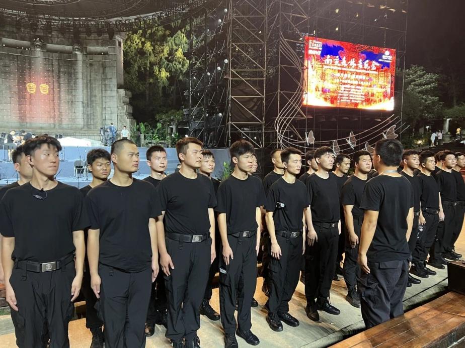 C:/Users/Administrator/Desktop/臺(tái)風(fēng)“貝碧嘉”來襲，南京保安積極應(yīng)對(duì)，“守”護(hù)萬家團(tuán)圓！/10.jpg10